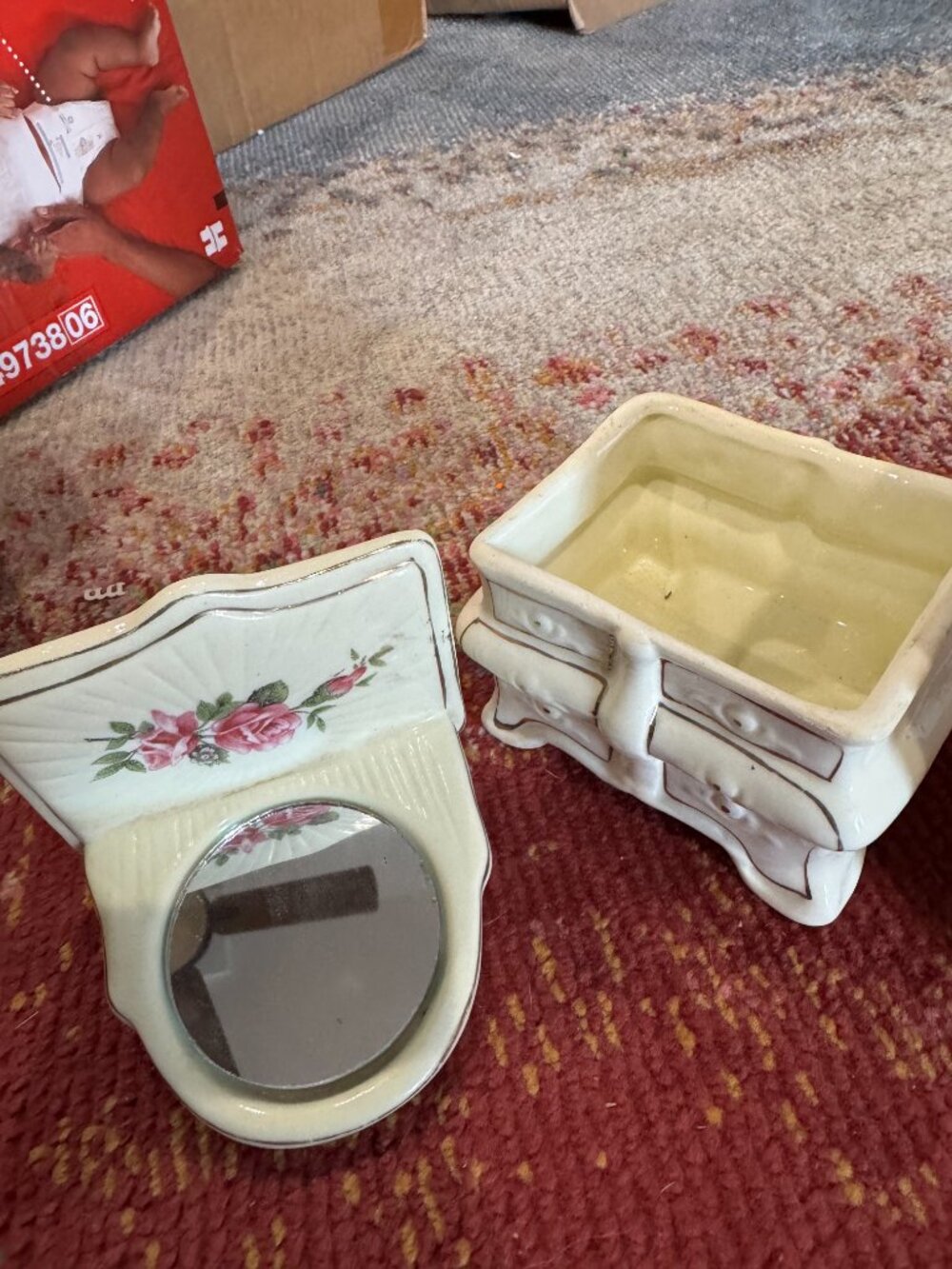🌺Vintage 1970s Victorian Ceramic Mirrored Dresser Trinket Box🌸🌺 - Picture 7 of 11
